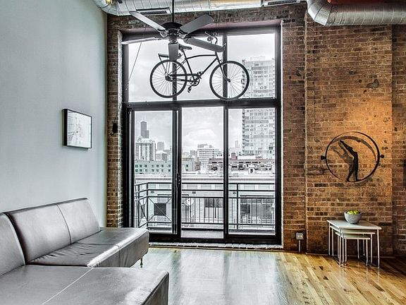 3rd image of 1918 S Michigan Ave APT 404