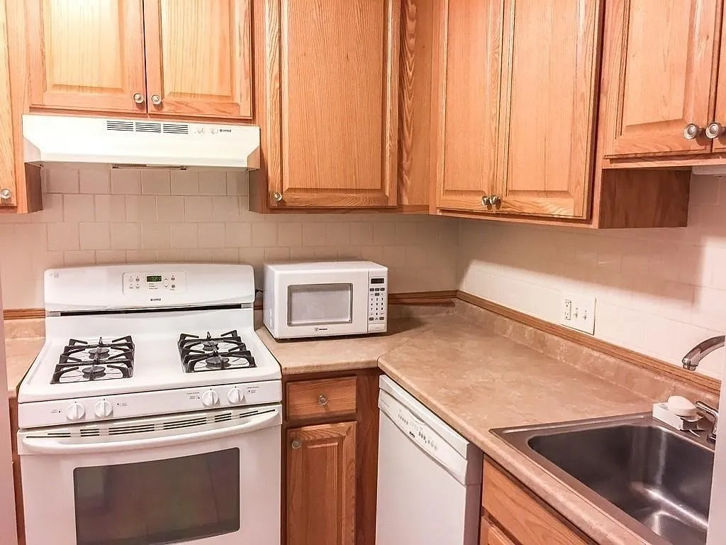 1 bed, 1.0 bath, 800 sqft, $3,000 — Photo 3