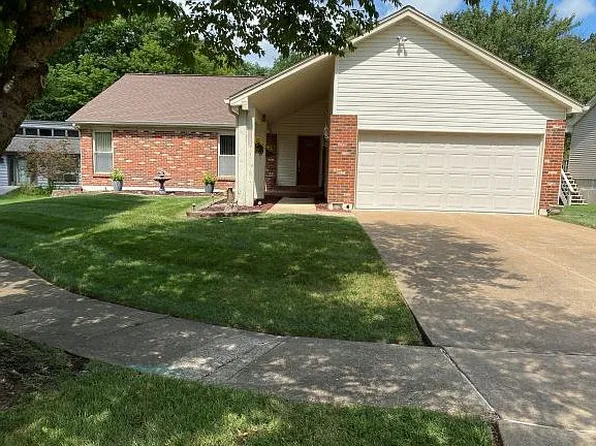 12289 Autumn Hill Ct, Maryland Heights, MO 63043