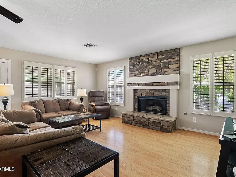 7879 W Kerry Ln — Photo 8