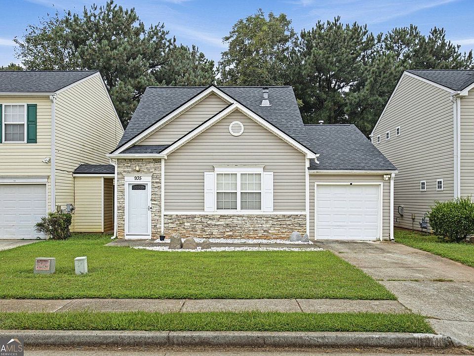 1st image of 935 Lakeside Cir