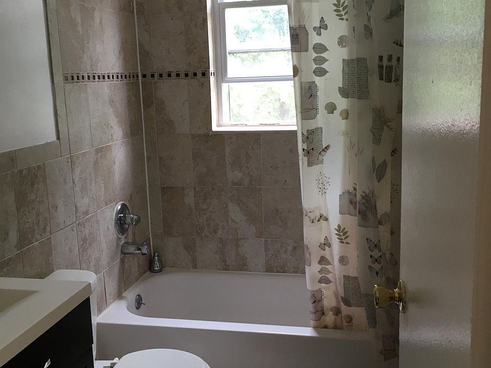 2nd image of 14 Laurel Pl APT 4