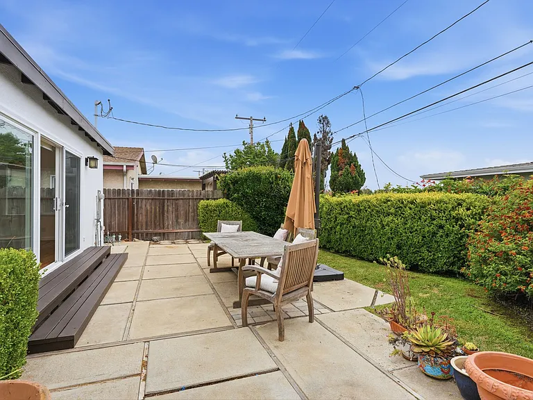 1326 Gates Ave — Photo 20