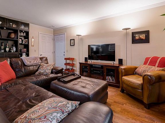 4th image of 1577 Arlington Ave #1577A