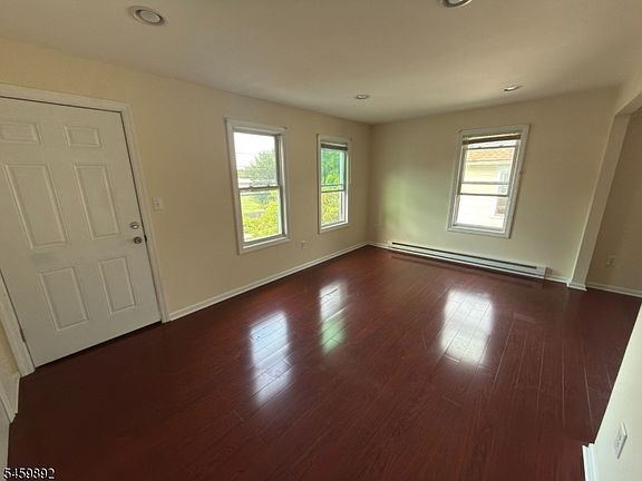 3rd image of 25 Kingsland St