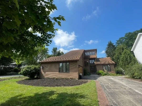 2 Spinnaker Ct, Grayslake, IL 60030