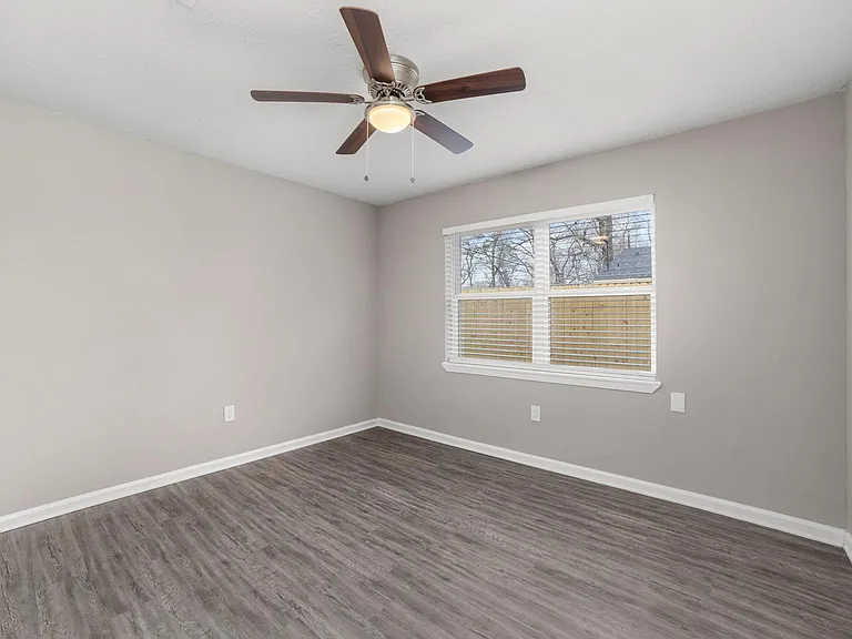 160 W Whitney St — Photo 13