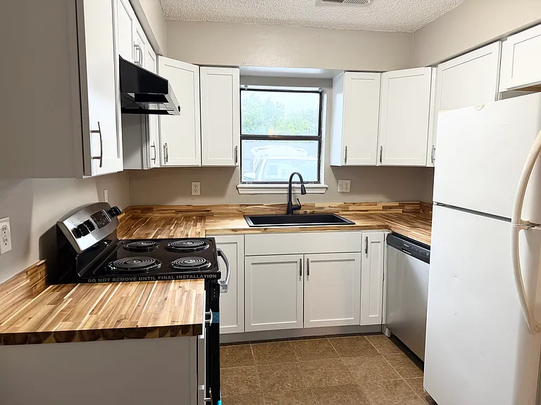207 White Oak Dr NE #B — Photo 4