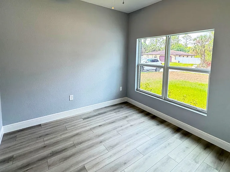 702A Broadway Ave — Photo 2