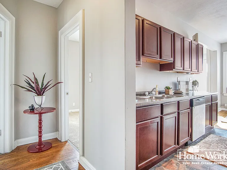 1009 E Jefferson Blvd — Photo 6