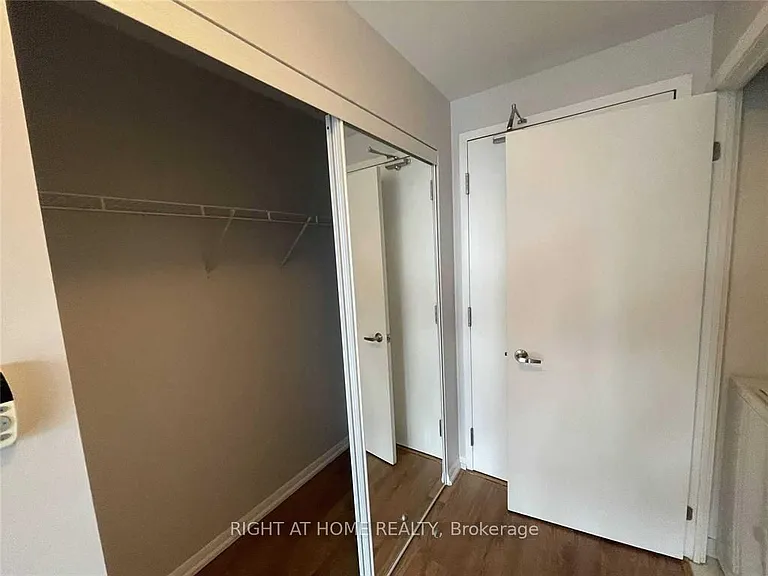 37 Grosvenor St #2905 — Photo 5