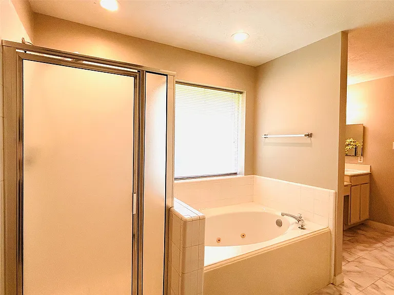 1404 Helmsley Dr — Photo 25