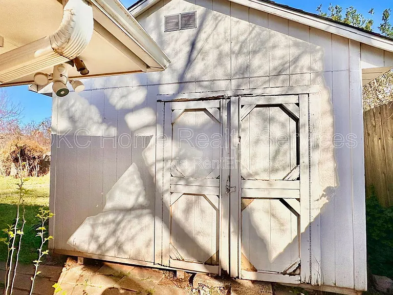 12109 Camelot Dr — Photo 38