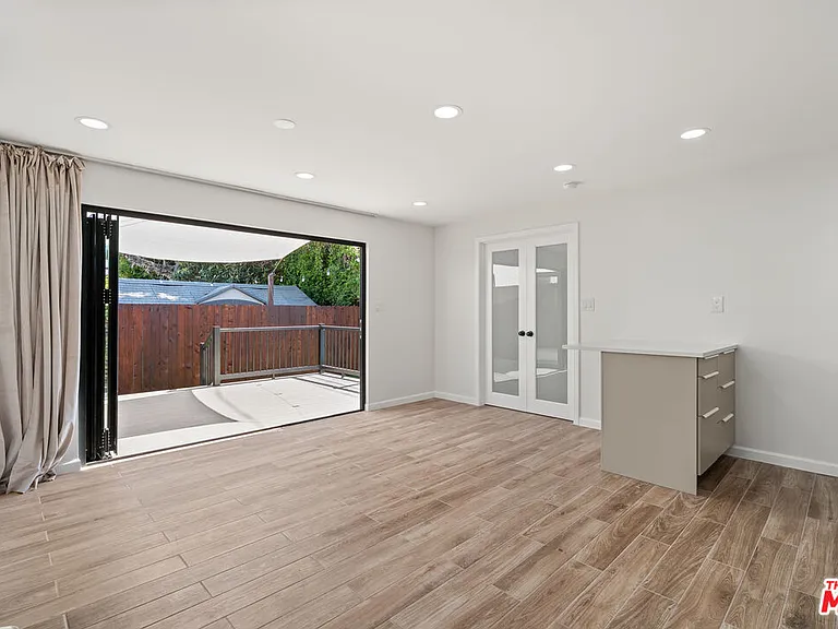 845 1/2 N Kilkea Dr — Photo 6