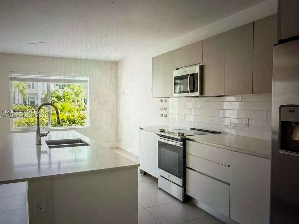 3 bed, 2.5 bath, $2,950 — Photo 3