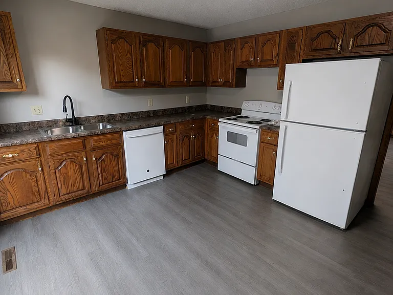 10819 W Grant St — Photo 3