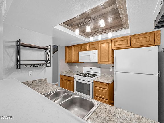 4th image of 1045 Adrian Way