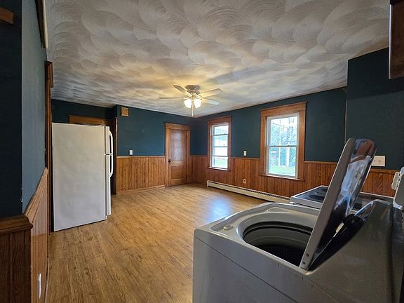 3rd image of 351 Robinson St Floor 2