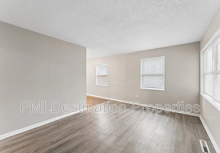 5431 N Indiana Ave — Photo 6