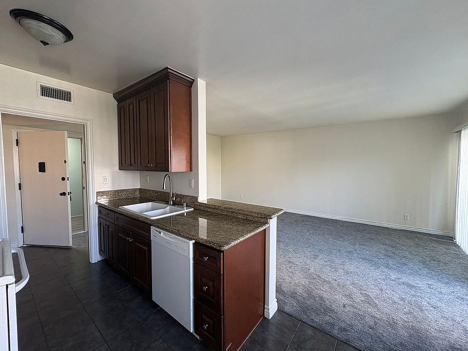 1st image of 13820 Victory Blvd