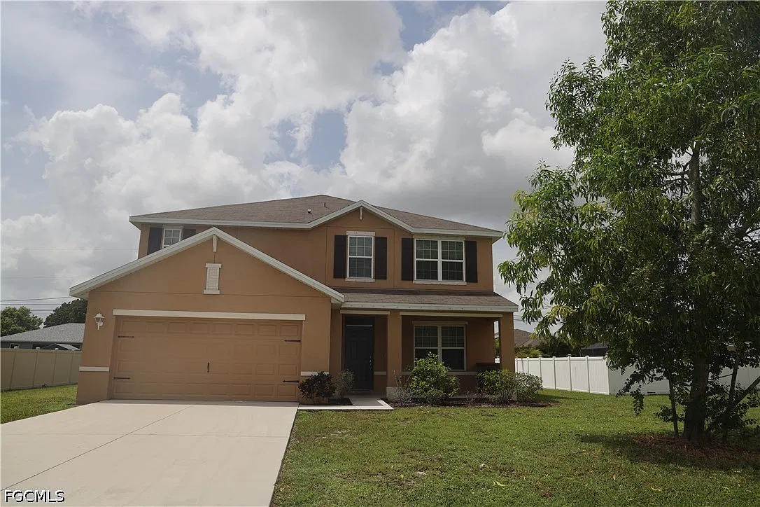 5 bed, 2.5 bath, 2848 sqft, $2,400 — Photo 2