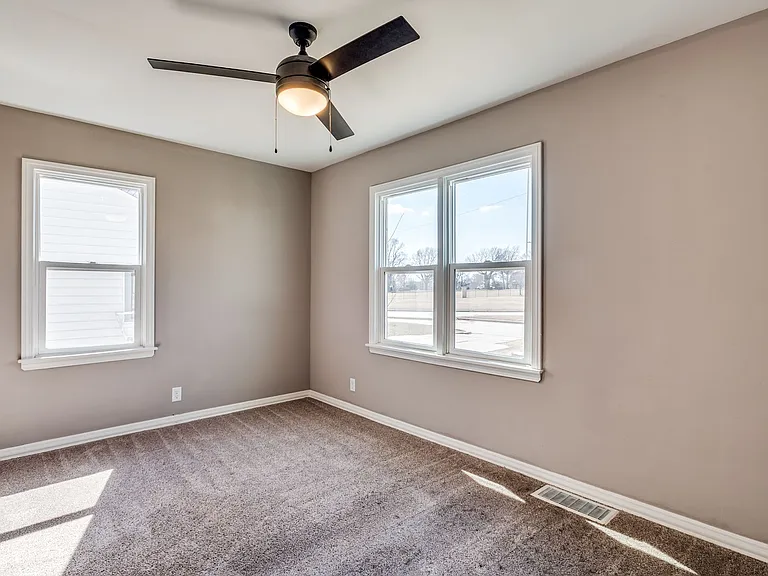 812 S Bluff Ave — Photo 5