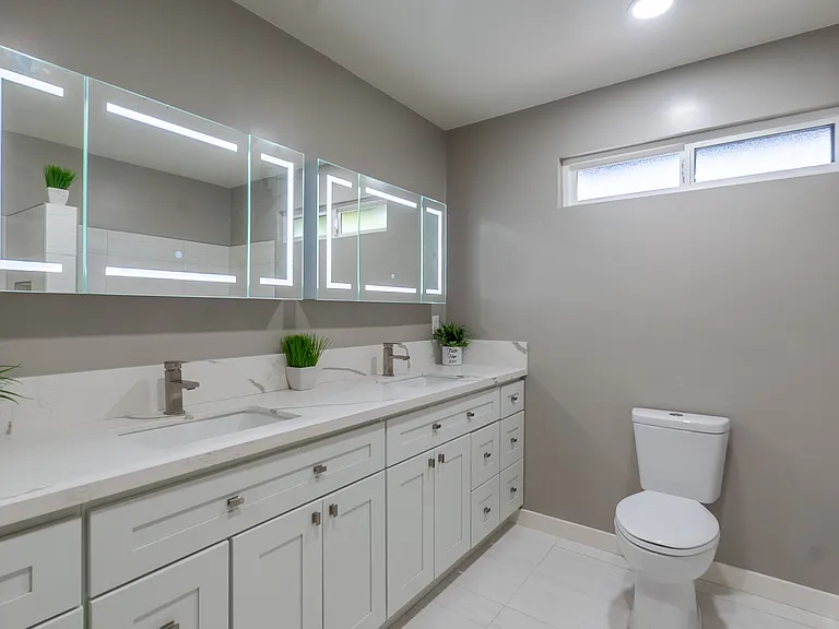 Main House M/B Bathroom