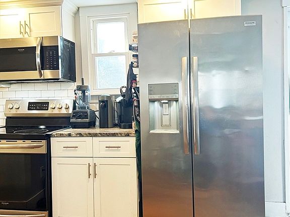 5th image of 137 Mapleshade Ave