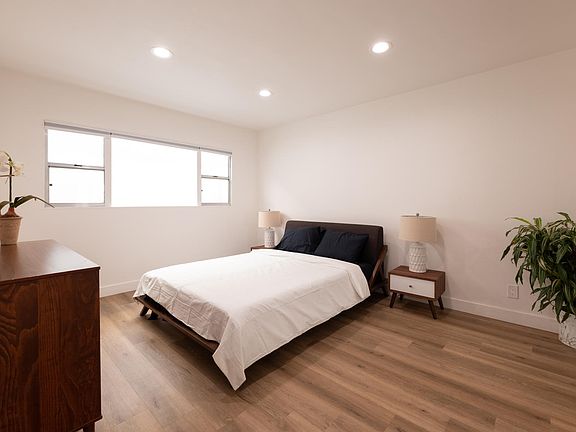 5th image of 1021 N Genesee Ave APT 3