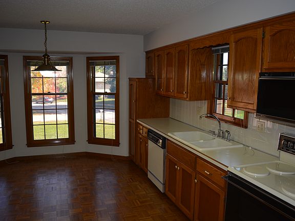 3rd image of 701 SE Diamond Ct
