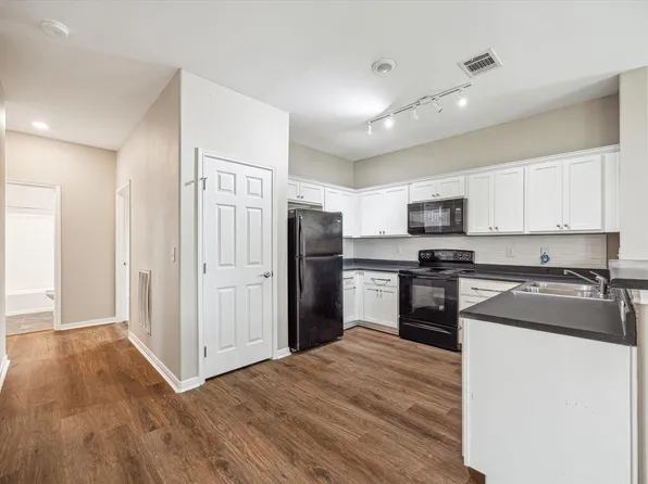 531 N Lake Dr, Angleton, TX 77515