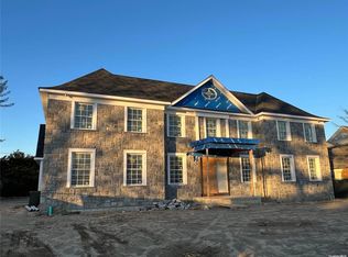 125 Walnut Ln, Manhasset, NY 11030