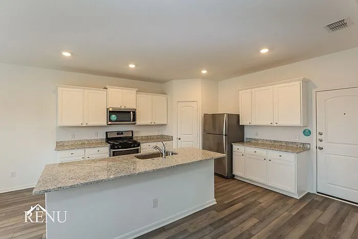 4 bed, 2.5 bath, 2204 sqft, $2,070 — Photo 4
