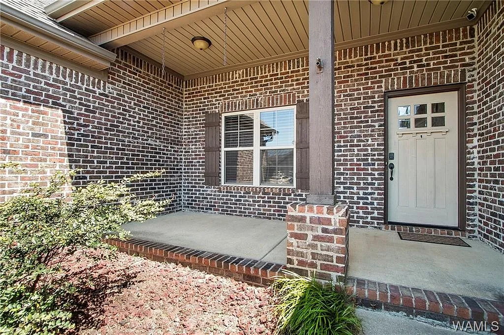 4 bed, 2305 sqft, $2,800 — Photo 4