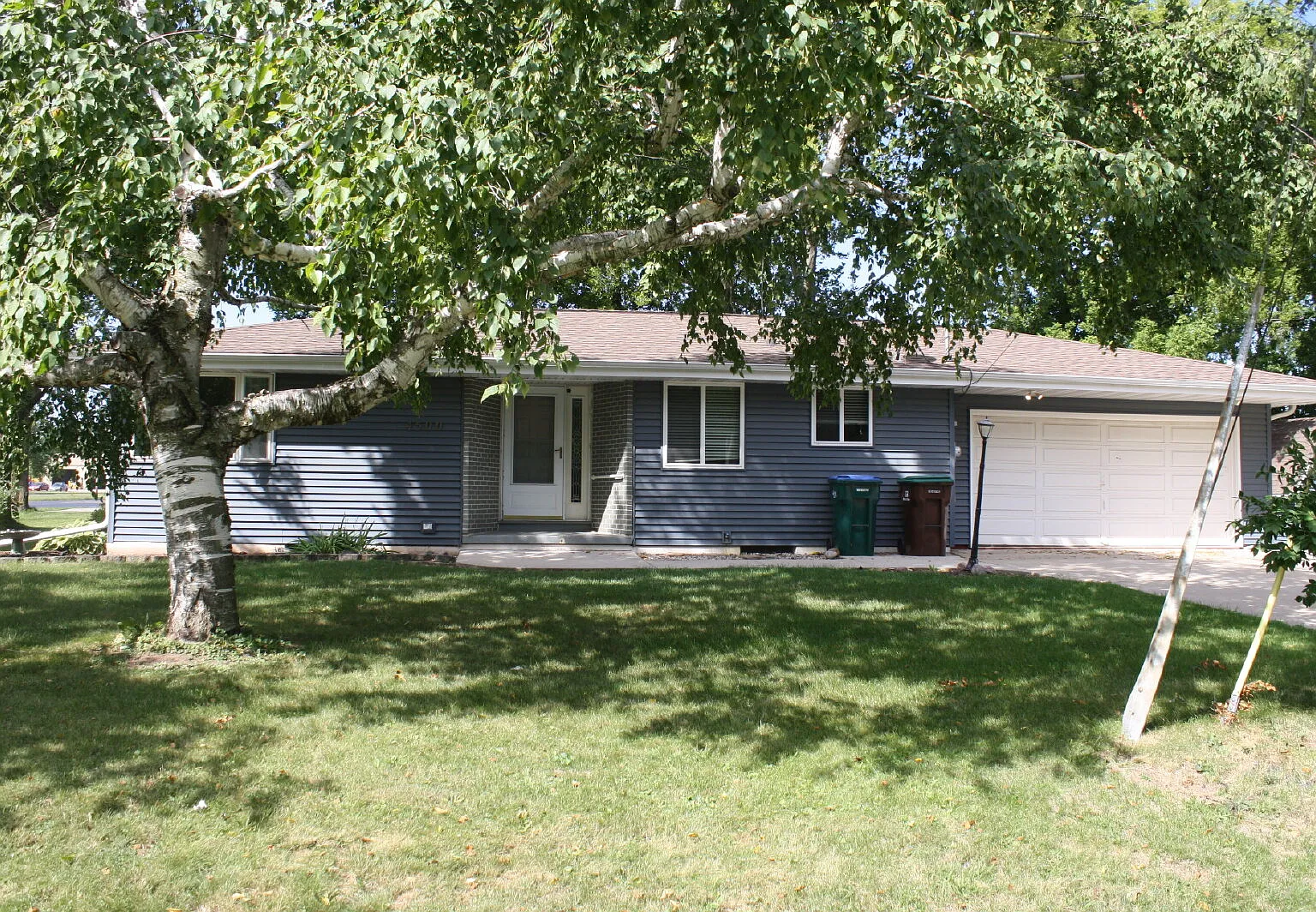 3 bed, 1.5 bath, 1327 sqft, $1,850 — Photo 2