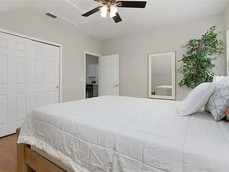 216 Eastpark Dr — Photo 50