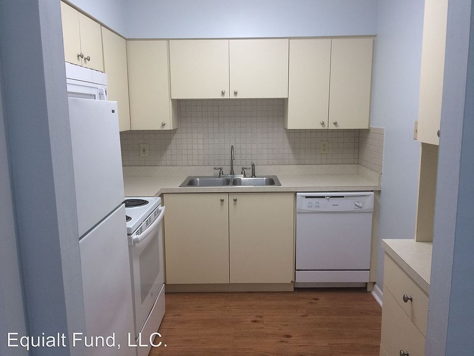 1st image of 209 Columbia Dr APT 10