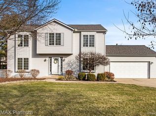 8911 Meadow Farm Dr, Brighton, MI