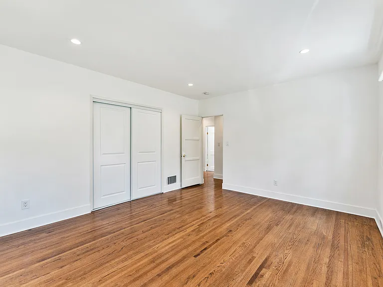 1039 W Roses Rd — Photo 14