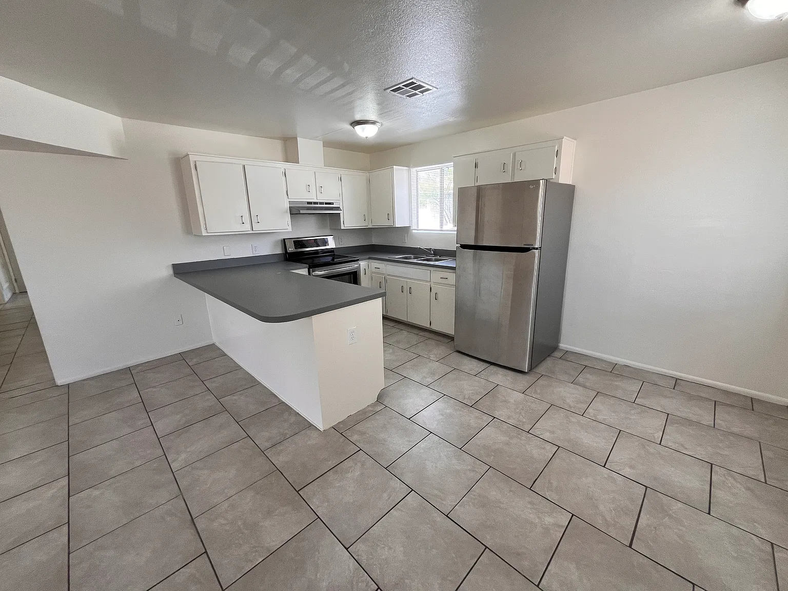 4 bed, 1100 sqft, $1,275 — Photo 3