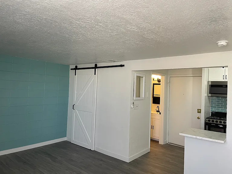 Remodeled, Top End UNM Area Studio Apts. in Great Community — Photo 45