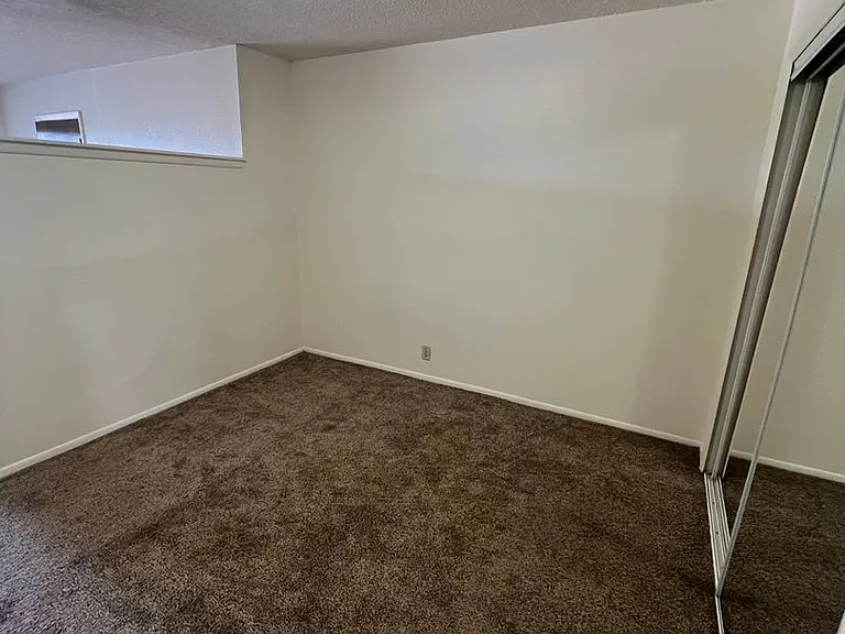 Hilltop House Apartments — Photo 8