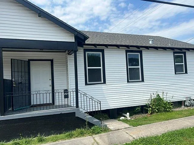 2269 N Prieur St — Photo 3
