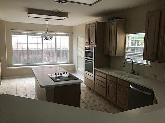 3rd image of 909 Sugarberry Ln