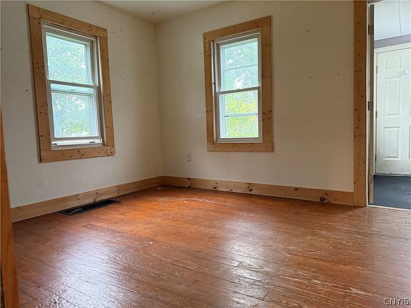 4th image of 417 Boston Rd