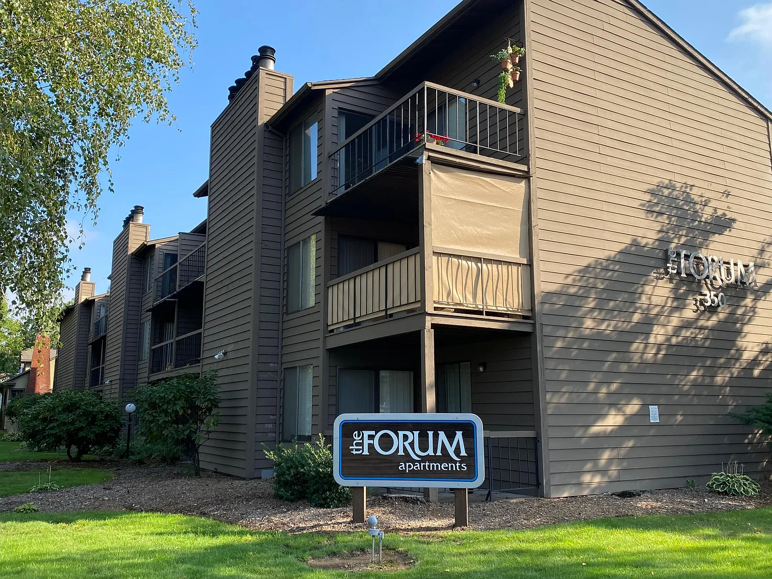 THE FORUM APARTMENTS — Photo 1