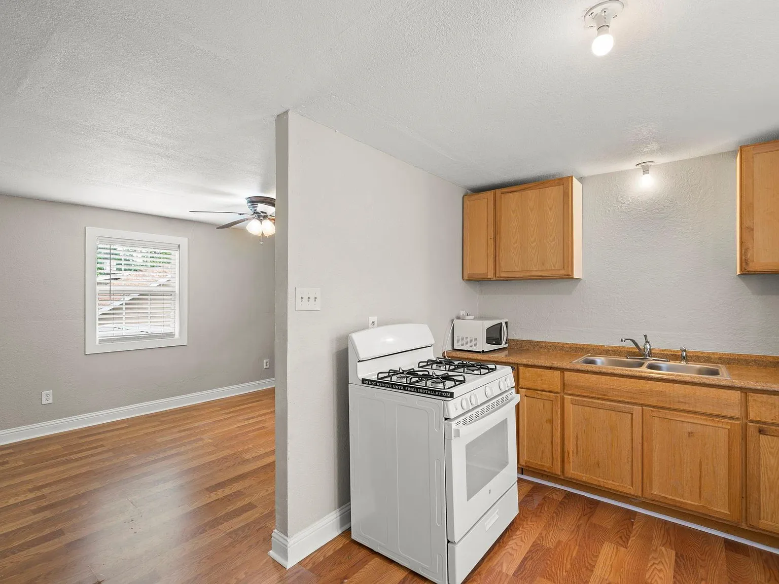 2 bed, 1.0 bath, 640 sqft, $950 — Photo 2