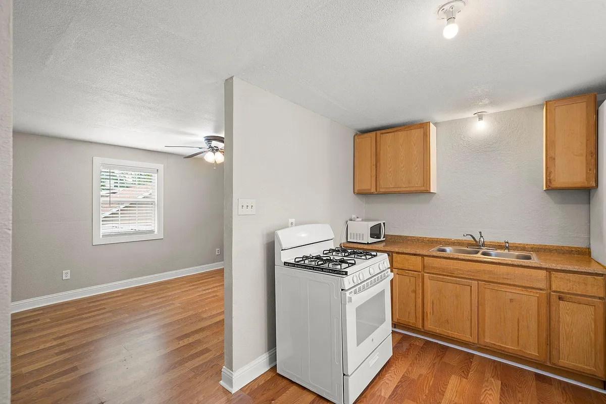 Building Photo - 303 Linwood St #1/2