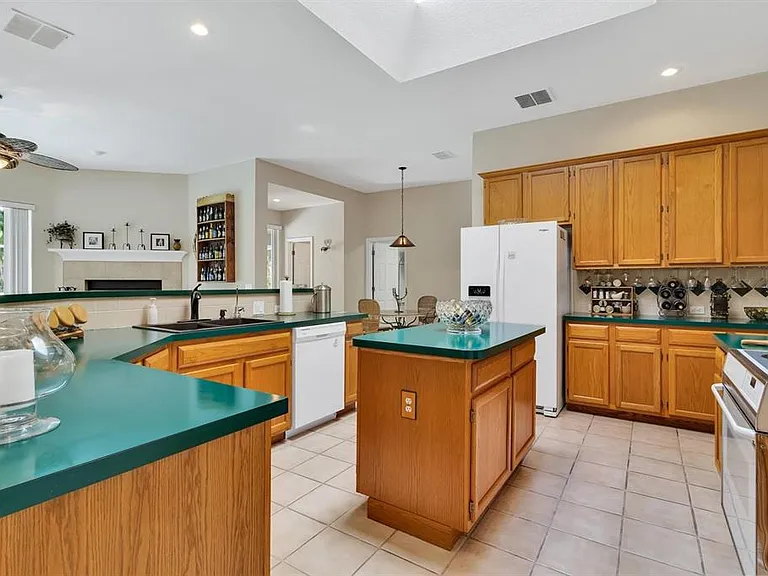 13903 Bluewater Cir — Photo 31