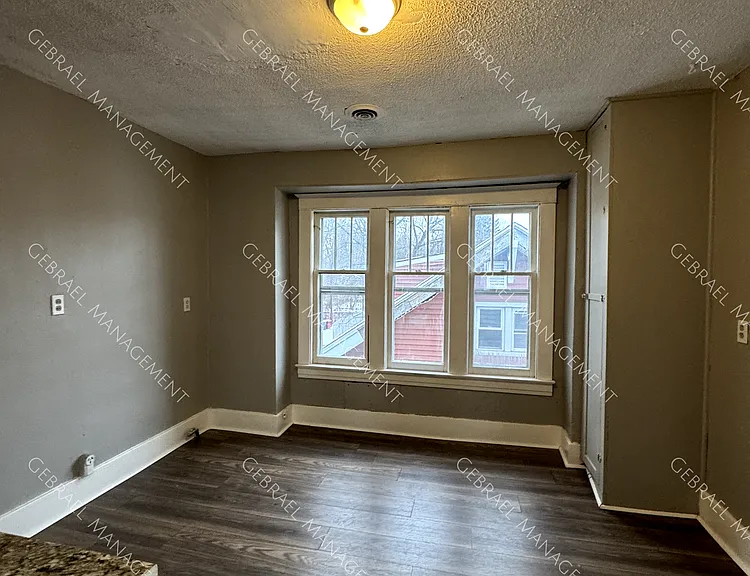 1635 Holmes St — Photo 5